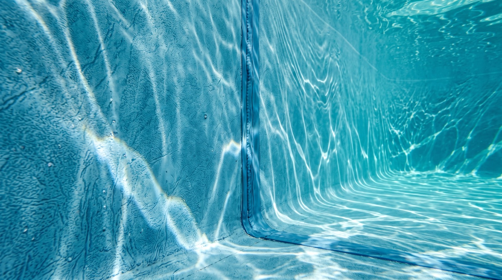 Vue sous l'eau d'un angle de bassin et d'un joint de liner